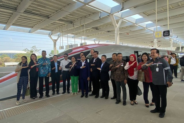 Test ride Kereta Cepat Jakarta-Bandung (KCJB) dengan duta besar negara ASEAN, Senin (25/9/2023). Foto: Aliyya Bunga/kumparan