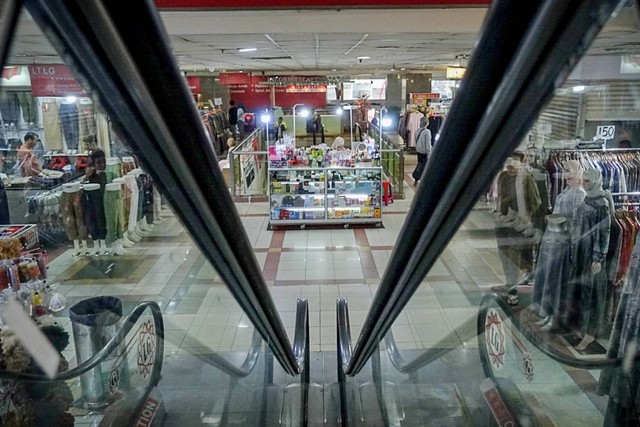 Suasana pertokoan di Blok B Pasar Tanah Abang, Jakarta, Senin (25/9/2023). Foto: Jamal Ramadhan/kumparan