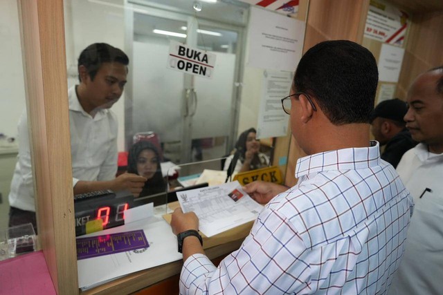 Bacapres Anies Baswedan mendatangi Baintelkam Polri di Gedung Tripatra, TB Simatupang, Jakarta Selatan, Senin (25/9), untuk mengurus SKCK sebagai syarat mendaftar capres. Foto: Dok. Istimewa