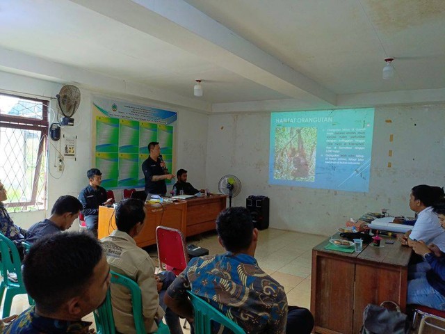 Erik Sulidra dari Yayasan Palung (YP) saat menyampaikan materi tentang Orangutan liar, perilaku dan habitatnya, pada Roadshow ini dilaksanakan selama dua hari, tepatnya pada Kamis hingga Jumat (21-22/9/2023. (Foto : Mahendra dan Tim PPS YP).