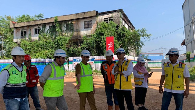Wali Kota Pontianak, Edi Kamtono, meninjau secara langsung proses pembangunan Duplikasi Jembatan Kapuas I. Foto: Dok. Prokopim Pemkot Pontianak