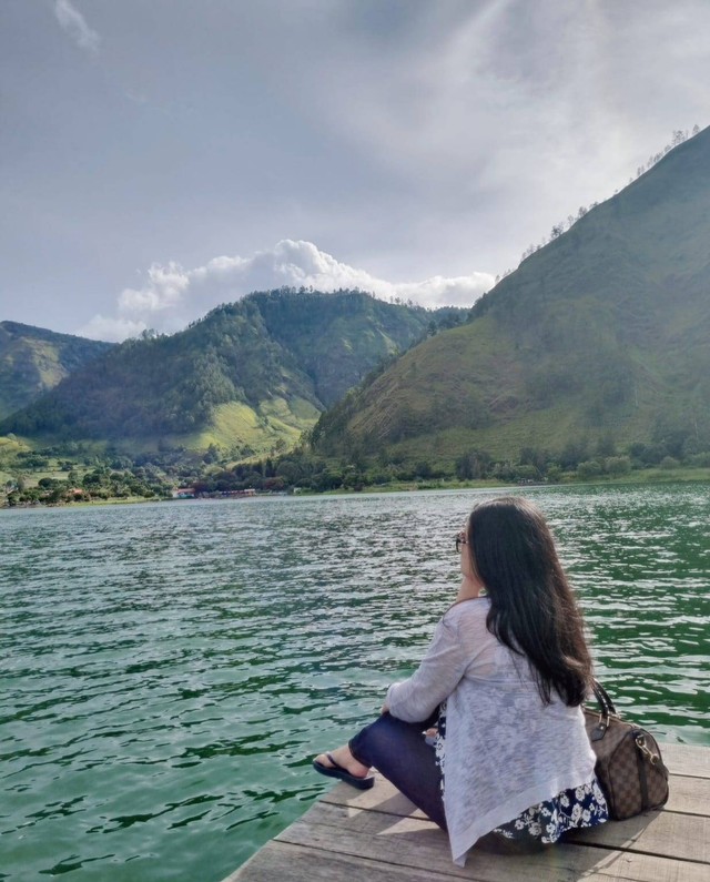 Adis saat mengunjungi Danau Toba pertama kali. Foto: Dok. Adis/pribadi