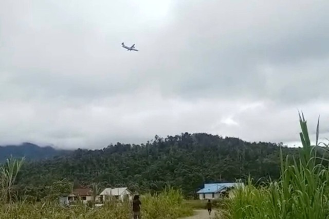 Pesawat yang melintas di langit Papua ditembaki KKB. Dok: Ist.