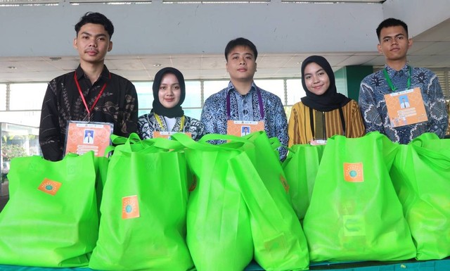 Mahasiswa baru UHW Perbanas bagikan sembako untuk warga sekitar kampus. Foto: Humas UHW Perbanas