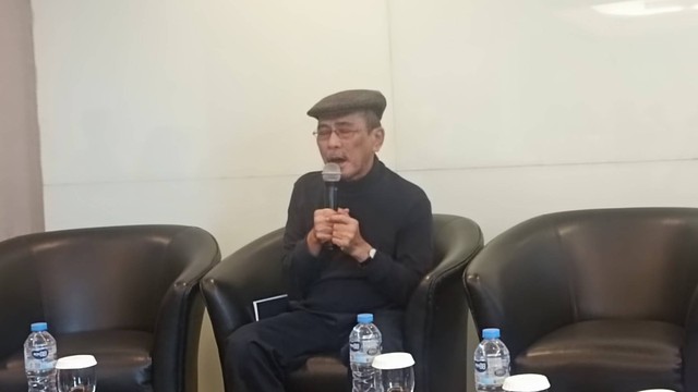 Ekonom Senior INDEF Faisal Basri di publikasi kajian Aksi Ekologi dan Emansipasi Rakyat (AEER) di Hotel JS Luwansa Jakarta, Senin (25/9/2023). Foto: Ghinaa Rahmatika/kumparan
