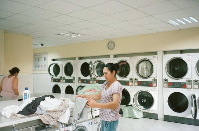 Ilustrasi mencuci pakaian untuk menghilangkan noda. Foto: Pexels