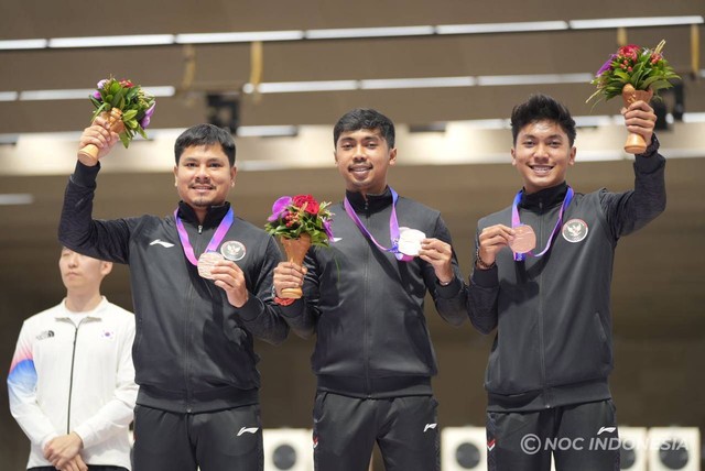 Kontingen Indonesia meraih medali perunggu Asian Games 2022 di cabang olahraga menembak nomor 10m Running Target Team di Fuyang Yinhu Sports Centre, Hangzhou, China, pada Senin (25/9). Foto: NOC Indonesia