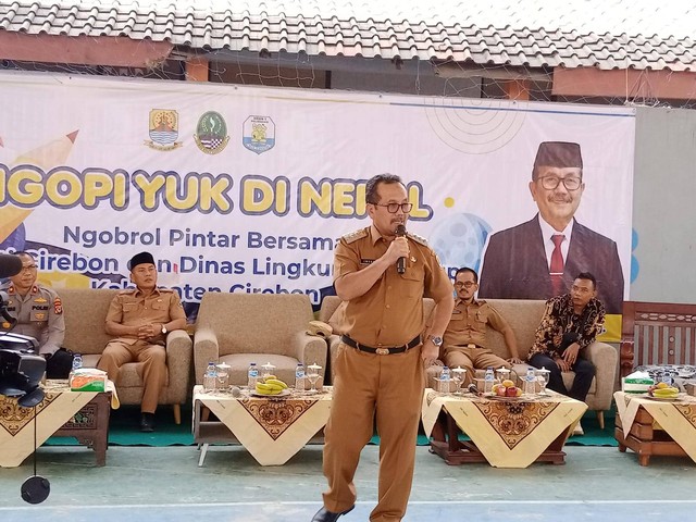Bupati Cirebon, Imron, saat memberikan sambutan dan berdiskusi dengan para siswa-siswi dalam kegiatan sosialisasi tentang sampah di SMAN 1 Plimanan, Kabupaten Cirebon. Foto : Tarjoni/Ciremaitoday