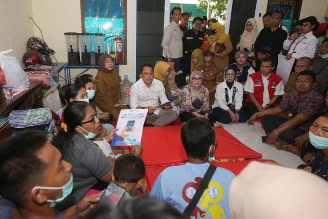 Eri saat mengunjungi korban kebakaran Putat Jaya. Foto: Dok. Basra