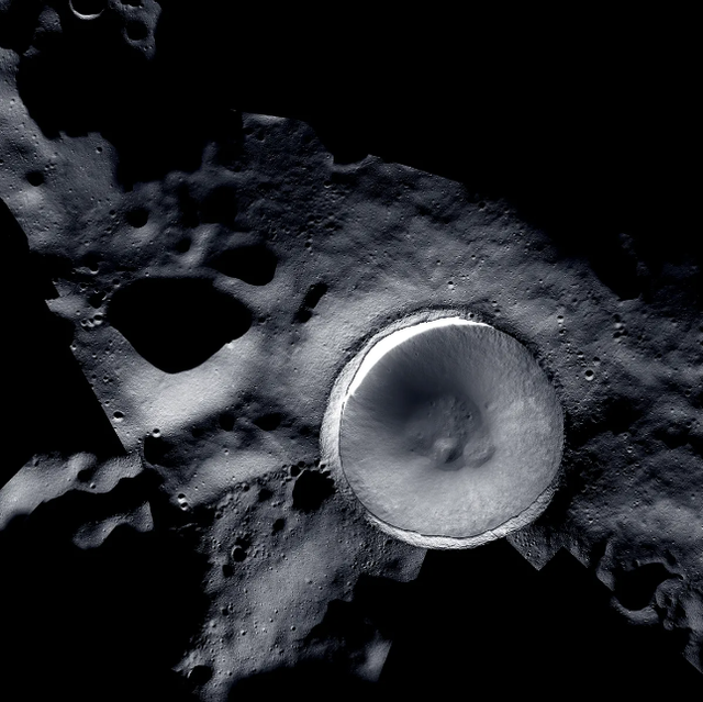 Penampakan Kawah Shackleton di Kutub Selatan Bulan yang diambil LROC dan ShadowCam. Foto: NASA/KARI/ASU