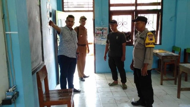 Polisi saat melakukan olah TKP murid MA di Demak bacok gurunya Foto: Dok. Istimewa