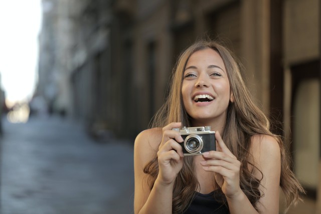 5 Cara Senyum Manis Yang Alami Agar Hasil Foto Bagus