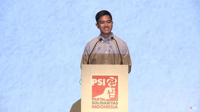 Ketua Umum PSI Kaesang Pangarep memberikan sambutan saat Kopdarnas PSI di Jakarta Theater, Jakarta, Senin (23/9/2023). Foto: Youtube/ Partai Solidaritas Indonesia