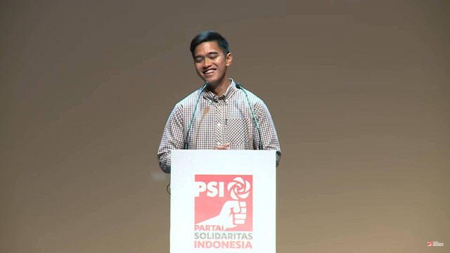 Ketua Umum PSI Kaesang Pangarep memberikan sambutan saat Kopdarnas PSI di Jakarta Theater, Jakarta, Senin (23/9/2023). Foto: Youtube/ Partai Solidaritas Indonesia