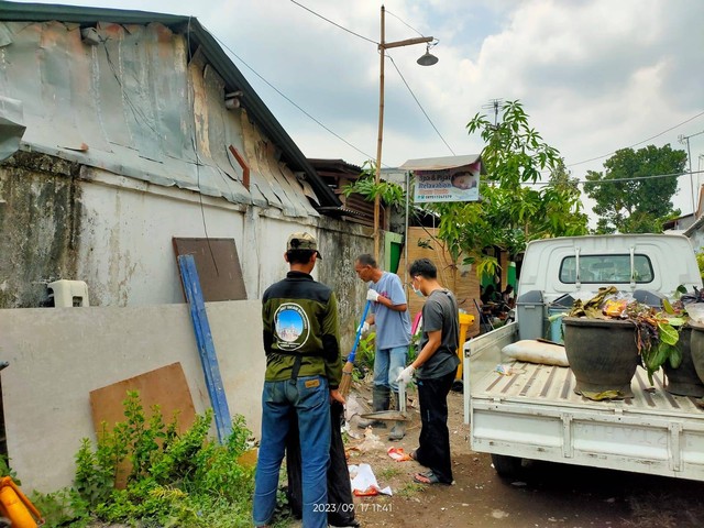 Foto: Relawan GUSDURian Pare membersihkan sampah di Kampung Kongan. Sumber: wina/GUSDURian 