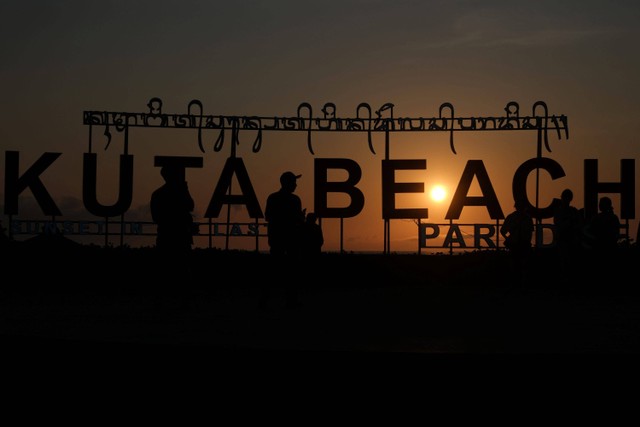 Sejumlah wisatawan menikmati suasana saat berkunjung di Pantai Kuta, Badung, Bali, Senin (25/9/2023). Foto: Nyoman Hendra Wibowo/Antara Foto