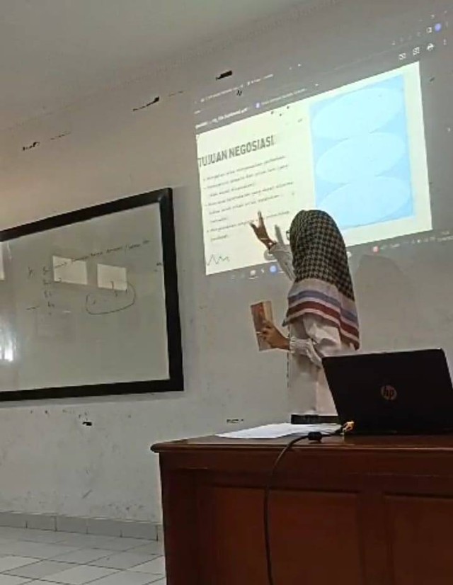 Praktik mengajar di dalam kelas. Sumber: Dokumentasi Pribadi 