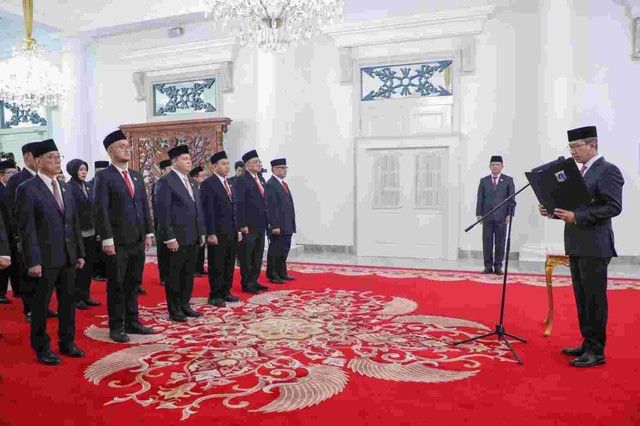 Pj Gubernur DKI Jakarta Heru Budi Hartono mengukuhkan 19 anggota Dewan Transportasi Kota Jakarta (DTKJ) periode 2023-2026. Foto: Pemprov DKI Jakarta
