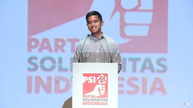Ketua Umum PSI Kaesang Pangarep memberikan sambutan saat Kopdarnas PSI di Jakarta Theater, Jakarta, Senin (23/9/2023). Foto: Youtube/ Partai Solidaritas Indonesia