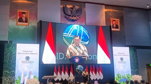 Menko Bidang Kemaritiman dan Investasi Luhut Binsar Pandjaitan dalam peluncuran Bursa Karbon di Main Hall Bursa Efek Indonesia, Selasa (26/9/2023). Foto: Ghinaa Rahmatika/kumparan 