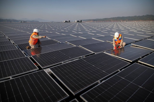 Teknisi memeriksa solar panel pada proyek PLTS Terapung di Waduk Cirata, Kabupaten Purwakarta, Jawa Barat, Selasa (26/9/2023). Foto: Jamal Ramadhan/kumparan