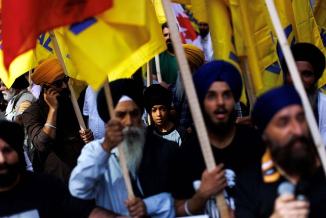 Unjuk rasa di luar konsulat India di Toronto untuk meningkatkan kesadaran atas dugaan keterlibatan pemerintah India dalam pembunuhan separatis Sikh Hardeep Singh Nijjar di British Columbia, Kanada, Selasa (25/9/2023). Foto: Cole Burston/AFP
