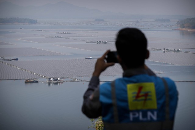 Teknisi memeriksa solar panel pada proyek PLTS Terapung di Waduk Cirata, Kabupaten Purwakarta, Jawa Barat, Selasa (26/9/2023). Foto: Jamal Ramadhan/kumparan