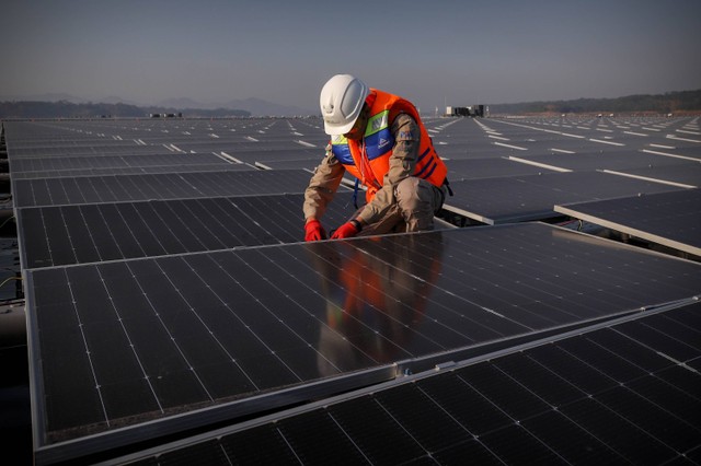 Teknisi memeriksa solar panel pada proyek PLTS Terapung di Waduk Cirata, Kabupaten Purwakarta, Jawa Barat, Selasa (26/9/2023). Foto: Jamal Ramadhan/kumparan