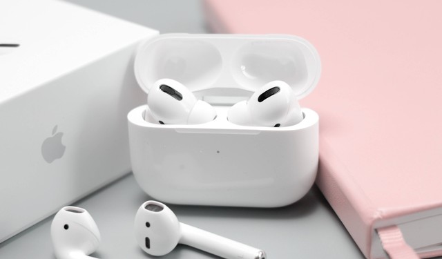 Cara Pakai AirPods di iPhone. Foto: Unsplash/Daniel Romero.