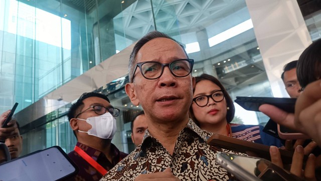 Ketua Dewan Komisioner Otoritas Jasa Keuangan (DK OJK) Mahendra Siregar usai peluncuran Bursa Karbon di Main Hall BEI, Selasa (26/9/2023). Foto: Ghinaa Rahmatika/kumparan