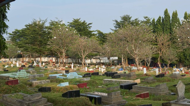 Pemakaman di Depok. Foto: MRSTAR/Shutterstock