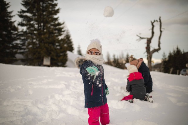 Ilustrasi bermain salju di Trans Snow World Bintaro, salah satu destinasi wisata di Bintaro. Foto: Unsplash