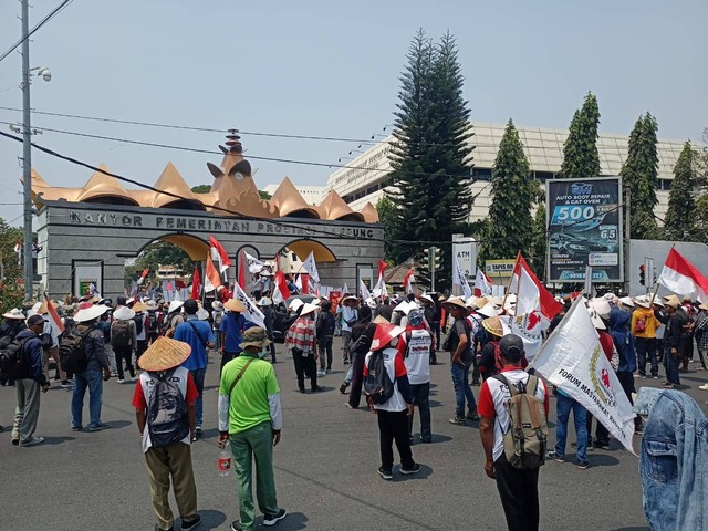 Massa aksi saat menggelar aksi unjuk rasa dan memblokade jalan di depan Kantor Pemprov Lampung. | Foto : Galih Prihantoro/ Lampung Geh