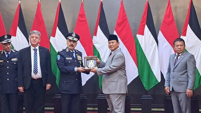 Menteri Pertahanan Prabowo Subianto menghadiahi Kepala Kepolisian Sipil Palestina, Mayor Jenderal Yousef Al-Hilo, plakat hingga keris di Kemenhan, Selasa (26/9/2023). Foto: Annisa Thahira Madina/kumparan