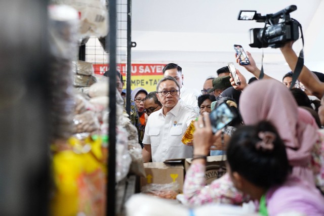 Mendag Zulhas tinjau pasar Johar Semarang. Foto: Kemendag RI