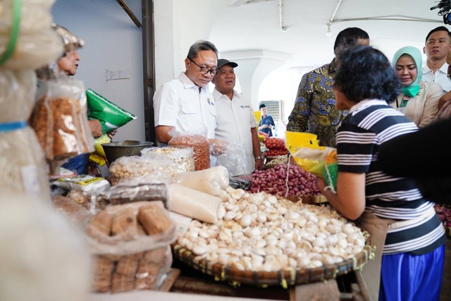 Zulhas Sebut Harga Bawang Dan Cabai Terlalu Murah: Petani Bisa Jual ...