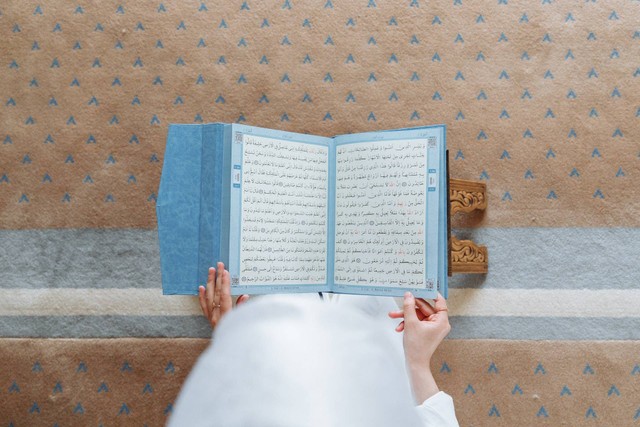 Ilustrasi posisi hadis terhadap al-qur’an. Sumber: pexels/thirdman