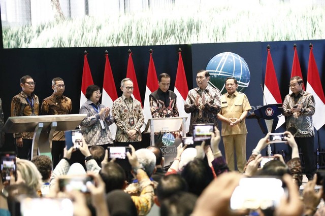 Presiden Joko Widodo (Jokowi) meresmikan Bursa Karbon Indonesia (IDXCarbon) di Gedung Bursa Efek Indonesia, Selasa (26/9/2023). Foto: OJK