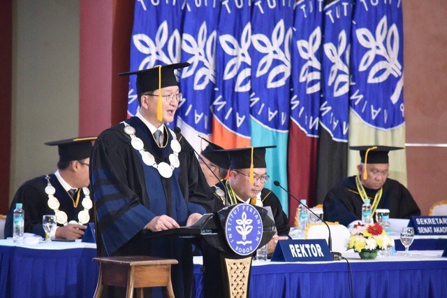 Rektor Seoul National University Sampaikan Orasi di Dies Natalis ke-60 IPB
