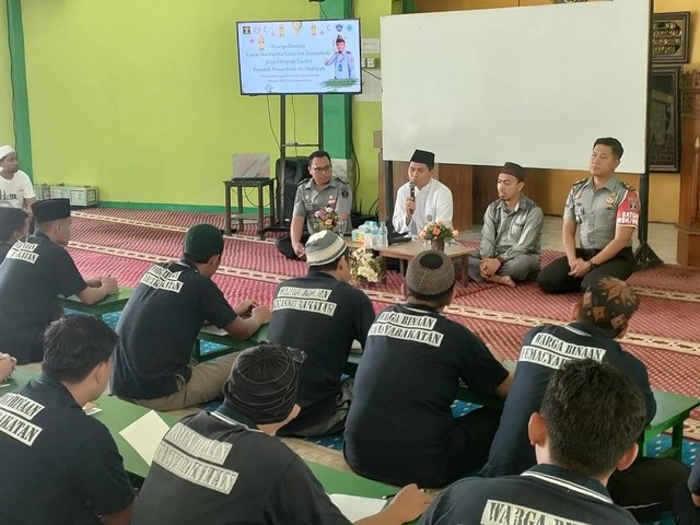 Tenaga Pengajar MUI dan Petugas Lapas Narkotika Samarinda menyapa WBP. dok Humas LPN Samarinda