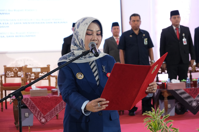 Bupati Klaten Sri Mulyani saat melantik 422 pejabat di Pendopo Setda Klaten, Selasa (26/09/2023). Foto: Dok. Istimewa