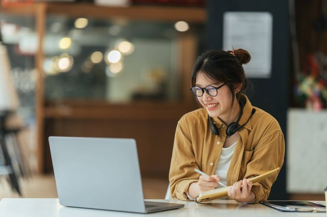 ilustrasi karyawan swatsa bekerja. Foto: Shutterstock.