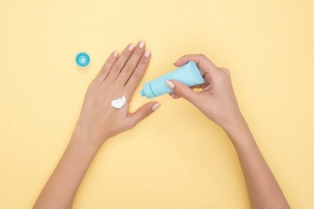 Ilustrasi rekomendasi sunscreen untuk kulit kering. Foto: Shutterstock. 