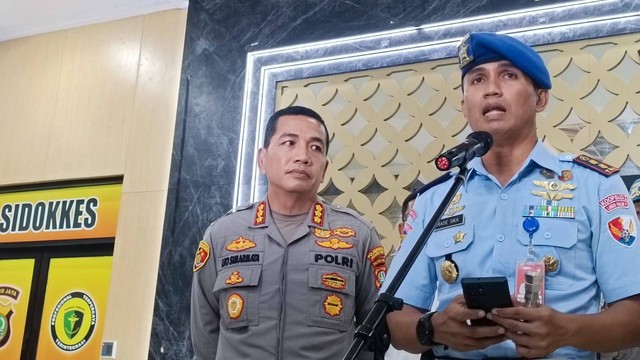 Kapolres Jakarta Timur Kombes Pol Leonardo Simarmata memimpin doorstop perkara mayat terbakar di Lanud Halim Perdanakusuma, Selasa (26/9/2023).  Foto: Thomas Bosco/kumparan