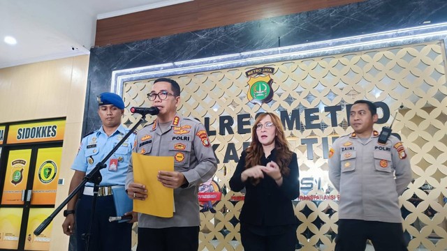 Kapolres Jakarta Timur Kombes Pol Leonardo Simarmata memimpin doorstop perkara mayat terbakar di Lanud Halim Perdanakusuma, Selasa (26/9/2023). Foto: Thomas Bosco/kumparan