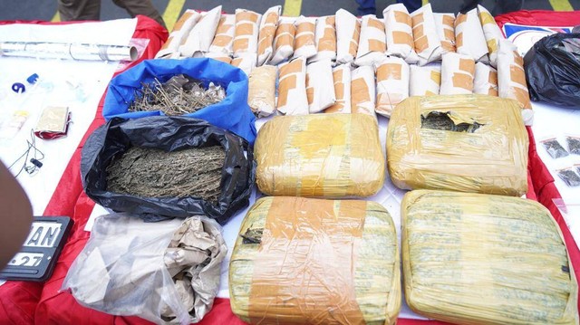 Jumpa pers penggerebekan di Kampung Bahari, Jakarta Utara. Foto: Dok. Istimewa