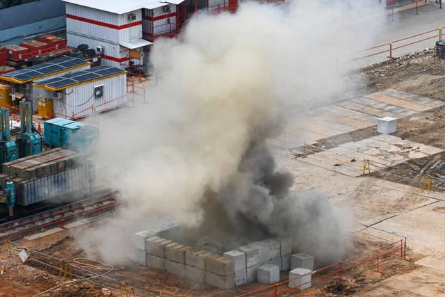 Peledakan bom udara era Perang Dunia II seberat 100 kilogram di lokasi konstruksi di Singapura, Selasa (26/9/2023).  Foto: Roslan RAHMAN / AFP