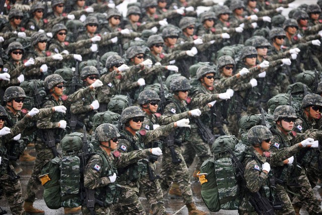 Pasukan Korea Selatan berbaris saat perayaan 75 tahun Hari Angkatan Bersenjata Korea, di Seongnam, Korea Selatan, Selasa (26/9/2023).  Foto: Kim Hong-Ji/REUTERS