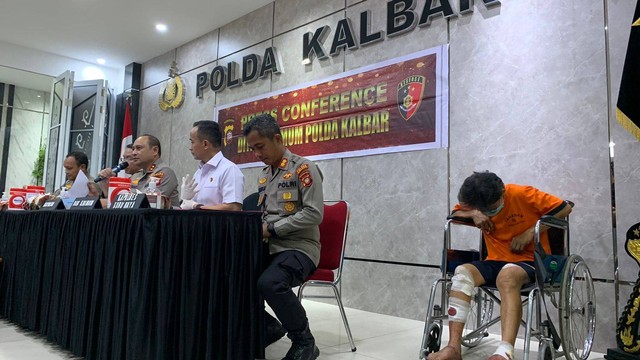 Tersangka pembunuhan pasangan lansia di Kubu Raya ditangkap polisi. Foto: Fajar Bahari/Hi!Pontianak
