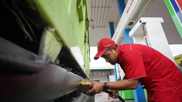 Seorang petugas SPBU sedang mengisi BBM subsidi jenis solar.